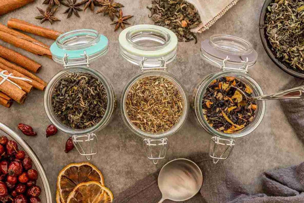 Berbagai jenis teh dan simplisia dalam toples kaca, pilihan herbal untuk kulit yang kaya akan antioksidan