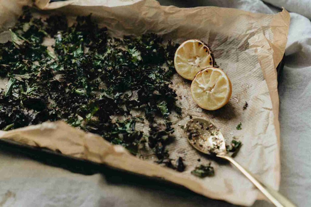 Simplisia herbal kering dengan irisan lemon, produk alami untuk perawatan kulit dari dalam