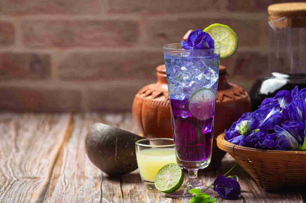 Secangkir teh herbal yang menunjukkan manfaat bunga telang untuk kesehatan dan relaksasi.