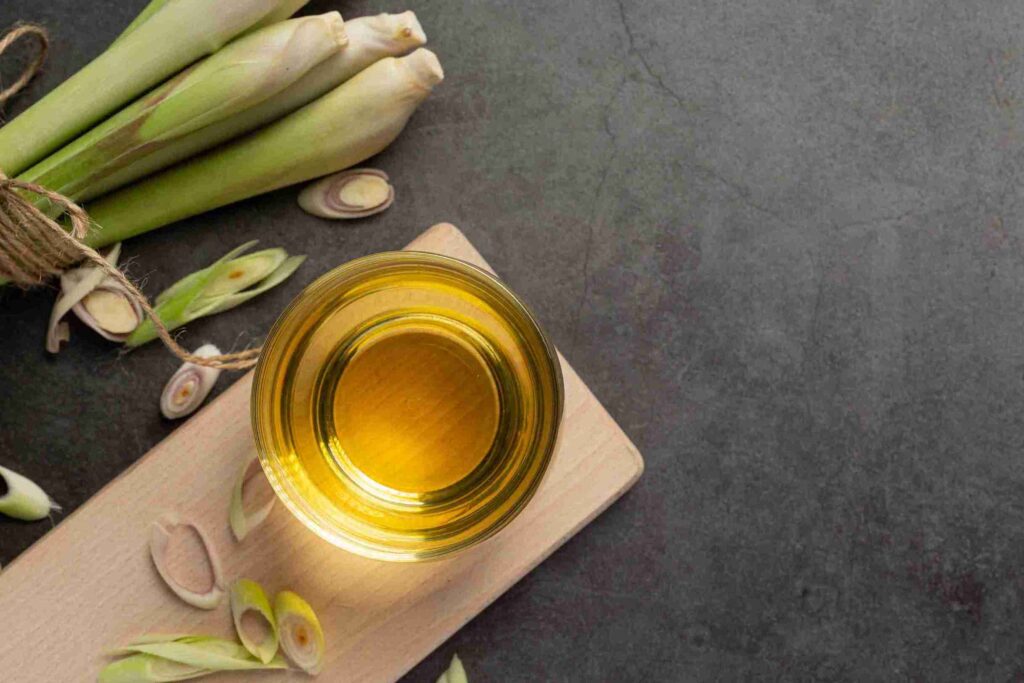 Tentu, ini adalah ALT TEXT SEO untuk gambar tersebut dengan kata kunci utama "manfaat teh sereh":

**ALT TEXT:** `Tampilan atas atau flat lay secangkir teh sereh di atas talenan kayu, dikelilingi oleh irisan dan seikat batang sereh segar. Gambar ini secara visual menunjukkan bahan-bahan alami yang menjadi sumber berbagai manfaat teh sereh untuk kesehatan.`